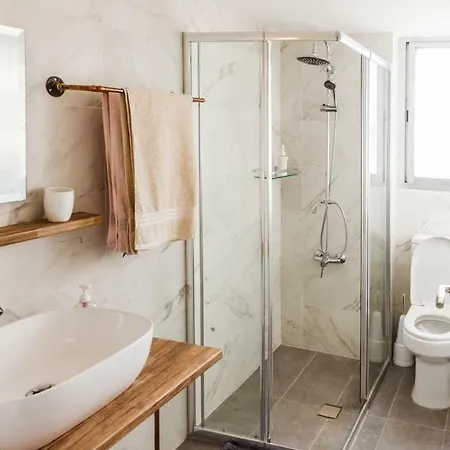 Cozy, Bright, 2 Bedroom Flat - City Center Limisso